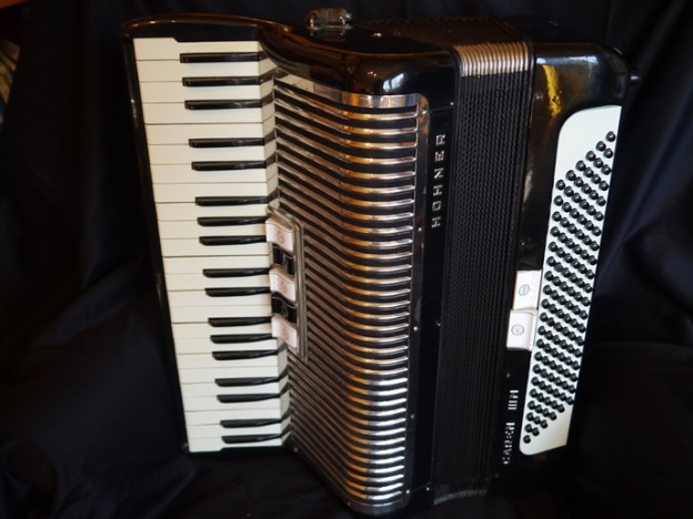 Hohner Carena IIIM 41/120 … (demo video)