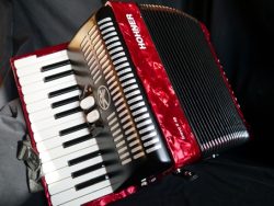 Hohner Bravo II 48 accordion
